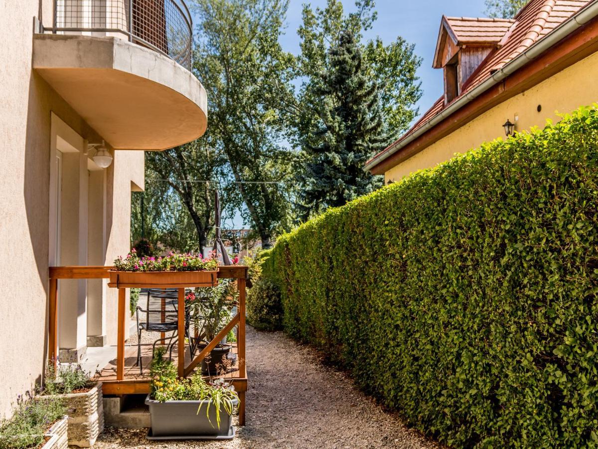 Villa 21 Boutique Rooms Balatonalmadi Exterior photo
