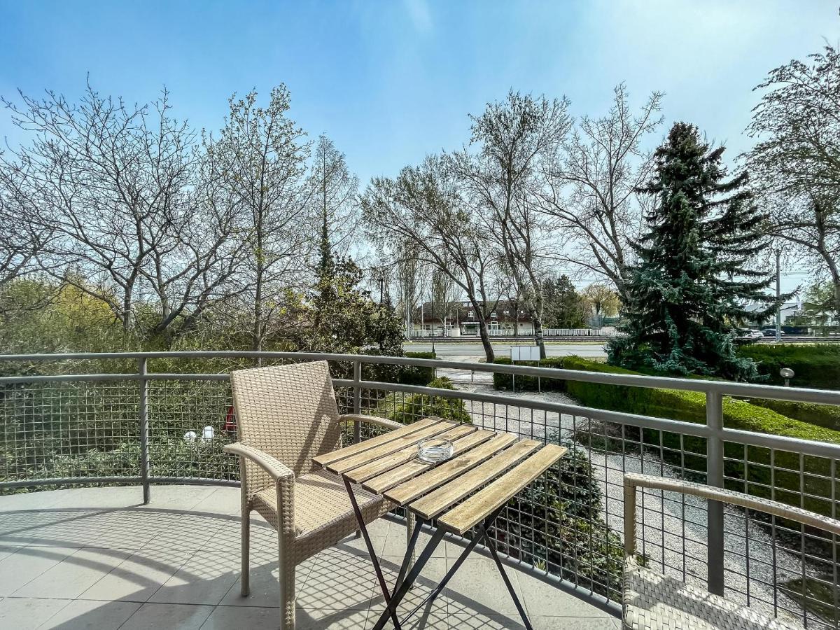 Villa 21 Boutique Rooms Balatonalmadi Exterior photo